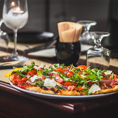 close-up-de-legumes-dans-une-assiette-sur-la-table