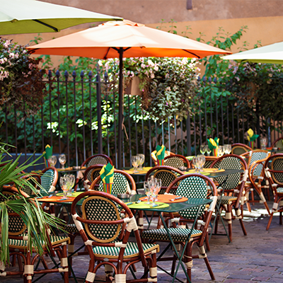 restaurant-typiquement-francais-de-tables-et-de-chaises